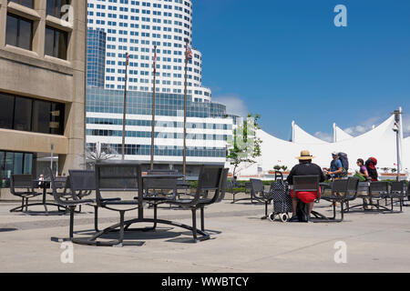 Area Patio esterna a Granville Square con il Canada Place in background, Vancouver, British Columbia, Canada. Giugno 15, 2019 Foto Stock