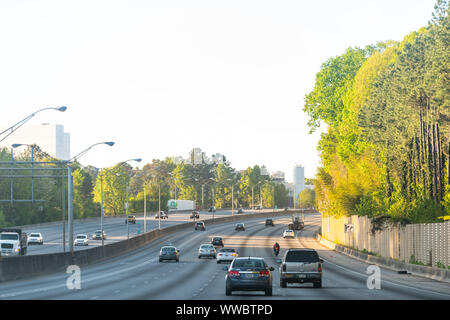 Atlanta, Stati Uniti d'America - 21 Aprile 2018: Merge di autostrade interstatali 75 e 85 strade con auto, camion guida in prima mattinata a sunrise in Georgia sobborghi c Foto Stock