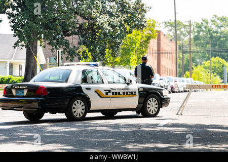 Montgomery, Stati Uniti d'America - 21 Aprile 2018: Alabama città funzionario di polizia auto sulla strada, con segno, gente camminare sul marciapiede, bloccato blocco stradale o blocco stradale Foto Stock