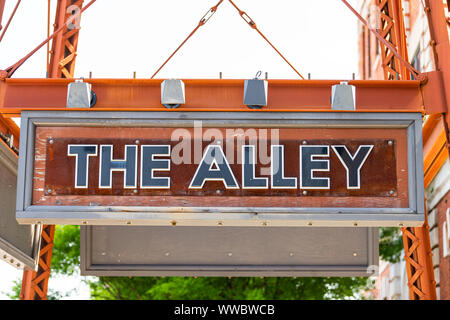 Segno per il vicolo di intrattenimento, shopping e ristorante street district in Alabama capitale città di Montgomery nel centro di vecchia città storica Foto Stock