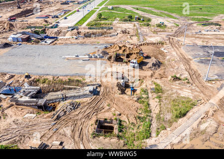 Pesanti macchinari e apparecchiature industriali su strada in costruzione sito. nuova strada in costruzione. foto aerea Foto Stock