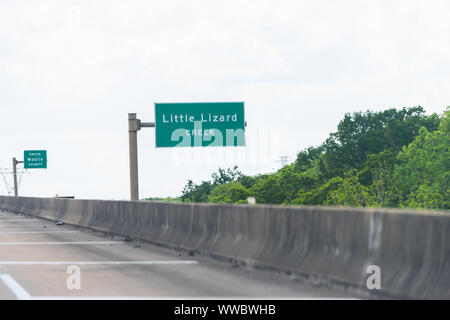 Bay Minette con Interstate Highway road i-65 in Alabama con il generale WK Wilson Jr. ponte mobile bay acqua, piccola lucertola creek segno Foto Stock