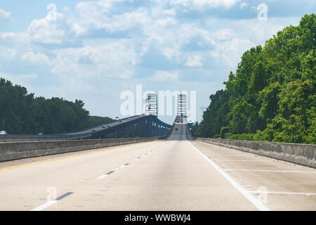 Bay Minette con Interstate Highway road i-65 in Alabama con il generale WK Wilson Jr. ponte mobile bay acqua in estate Foto Stock