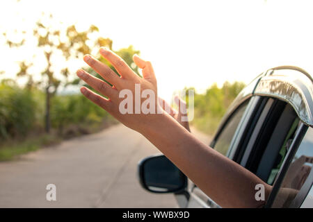 L'uomo con la sensazione che il vento attraverso le sue mani mentre si guida nel lato del paese.(libertà concetto) Foto Stock