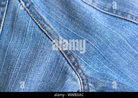 Blu denim usurato texture detail close up. Foto Stock