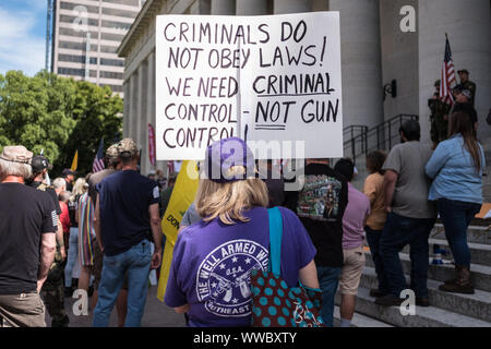 Columbus, Stati Uniti d'America. Xiv Sep, 2019. Un manifestante detiene una targhetta durante un pro-gun rally contro la pistola generale agenda di controllo a Columbus. Credito: SOPA Immagini limitata/Alamy Live News Foto Stock