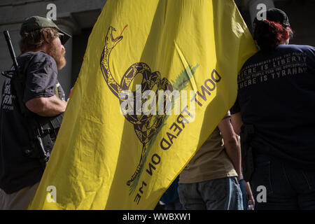 Columbus, Stati Uniti d'America. Xiv Sep, 2019. Un attivista detiene una " non battistrada su Me." bandiera durante una pro-gun rally contro la pistola generale agenda di controllo a Columbus. Credito: SOPA Immagini limitata/Alamy Live News Foto Stock