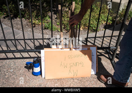 Columbus, Stati Uniti d'America. Xiv Sep, 2019. Una targhetta dicendo che il mio pistole, la mia azienda !, durante un pro-gun rally contro la pistola generale agenda di controllo a Columbus. Credito: SOPA Immagini limitata/Alamy Live News Foto Stock