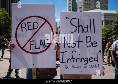 Columbus, Stati Uniti d'America. Xiv Sep, 2019. Cartelloni durante un pro-gun rally contro la pistola generale agenda di controllo a Columbus. Credito: SOPA Immagini limitata/Alamy Live News Foto Stock