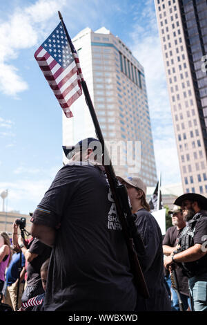 Columbus, Stati Uniti d'America. Xiv Sep, 2019. Un attivista detiene la loro pistola con un flag nella canna durante un pro-gun rally contro la pistola generale agenda di controllo a Columbus. Credito: SOPA Immagini limitata/Alamy Live News Foto Stock