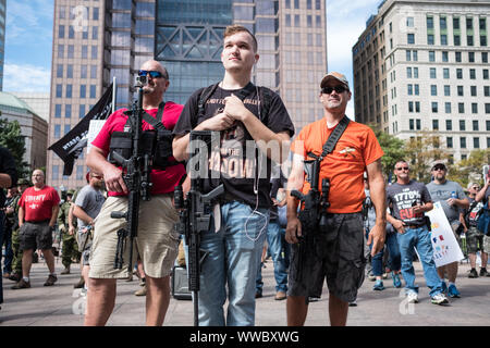 Columbus, Stati Uniti d'America. Xiv Sep, 2019. Militanti armati durante un pro-gun rally contro la pistola generale agenda di controllo a Columbus. Credito: SOPA Immagini limitata/Alamy Live News Foto Stock