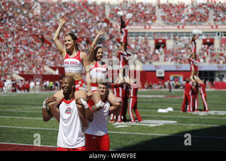 Bloomington, Stati Uniti. Xiv Sep, 2019. Ohio State cheerleaders Tifare Contro Indiana University durante un NCAA Football gioco a ui's Memorial Stadium.(Finale cliente: Ohio State 50 - 10 Indiana University ) Credito: SOPA Immagini limitata/Alamy Live News Foto Stock