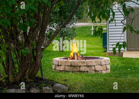 Cottage paese scena mostrando fuoco luogo con legno in fiamme
