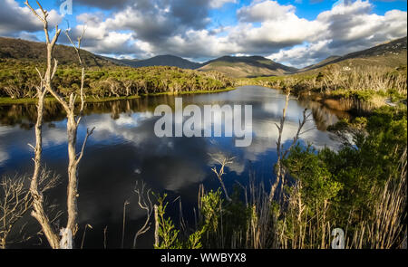 Riflessi nel fiume di marea, Wilsons Promontory National Park, Victoria, Australia Foto Stock