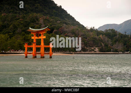 Il santuario torri di Itsukushima sembra galleggiare nell'acqua, l'isola di Miyajima, in Giappone. Foto Stock