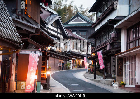 La strada principale di Narita Omotesando è fiancheggiata da negozi nello stile del periodo Edo, in Giappone. Foto Stock