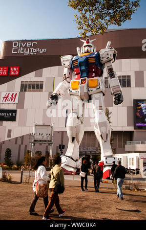 Diver City Tokyo Plaza a Odabia, in Giappone, un'isola artificiale nella baia di Tokyo si è risviluppata in un futuristico centro commerciale. Foto Stock