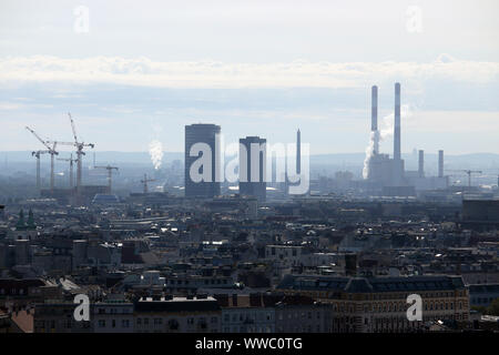 Il fumo bianco delle nuvole dauno impianto di riscaldamento Camino Vienna Austria Foto Stock