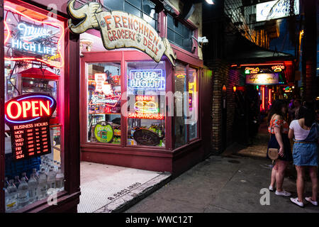 New Orleans, Stati Uniti d'America - 22 Aprile 2018: città vecchia francesi Street nel Quartiere Francese, Louisiana con comodità drogheria deli store in Marigny di notte con Foto Stock