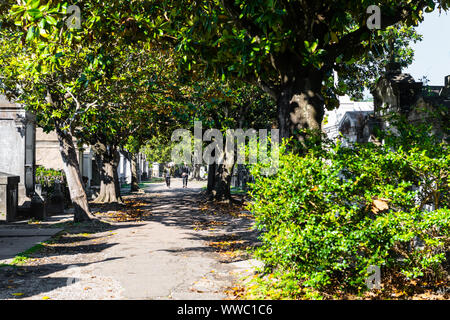 New Orleans, Stati Uniti d'America - 23 Aprile 2018: la vecchia strada giardino storico distretto in Louisiana famosa città con Lafayette cimitero, gente che cammina Foto Stock