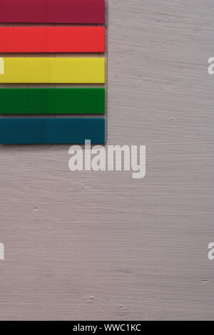 Segnalibri colorati si trovano orizzontalmente su una tabella su una leggera superficie colorata dalla parte superiore sinistra. Gli adesivi di stripe. Rosso, giallo, verde, blu. Lay piatto. Copia Foto Stock