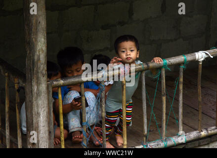 Bambini locali lungo il Nongriat trek di double decker ponte in prossimità di Cherrapunjee Foto Stock