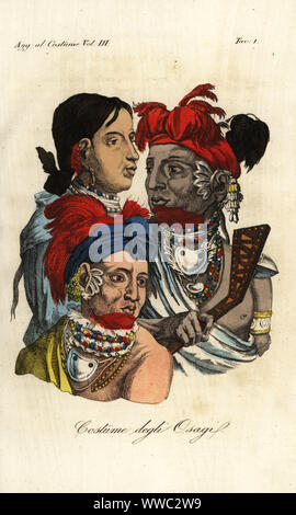 La gente della nazione Osage. Minckchtahooh o piccolo soldato, 22, inferiore sinistro Gretomih, giovane donna, 18, in alto a sinistra e Kishagashugah o poco Chief, età 28, destra. Parte di un gruppo di Osage che hanno visitato Parigi nel 1827. Indossando feathered head-sciarpe, face vernice, collane, orecchini, braccio di ornamenti, quello che detiene un'arma. Costume degli Osagi. Handcolored incisione su rame dopo Louis Boilly nel suo costume antico e moderno di tutti i popoli del mondo, il costume antico e moderno, Firenze, 1837. Foto Stock