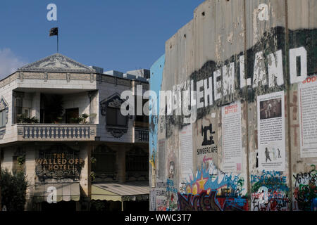 Mura di cinta Off Hotel dell'acclamato artista Banksy costruito accanto al israeliani in Cisgiordania barriera nella Plaestinian città di Betlemme nel Central West Bank, Territori palestinesi e Israele Foto Stock
