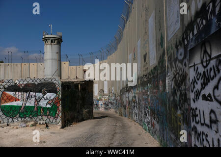 Un militare israeliano torre di vedetta su una sezione della barriera di separazione o un muro costruito da Israele nella periferia della città di Betlemme in central West Bank. Territori palestinesi, Israele Foto Stock
