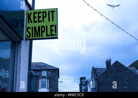 La scrittura della nota mostra Keep It Simple. Il concetto di business per chiedere qualcosa di facile comprensione non andare troppo in dettaglio verde scheda annuncio sulla strada con Foto Stock