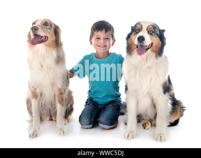 Bambini e cani in font di sfondo bianco Foto Stock