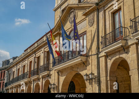 Oviedo, Spagna - 07.09.2019 EDITORIALE: Bandiere di Spagna, l'Unione europea e delle Asturie presso il palazzo municipale. Locali di edifici storici Foto Stock