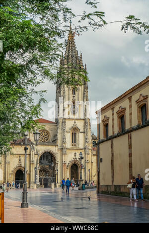 Oviedo, Spagna - 07.09.2019 EDITORIALE: persone a piedi in piazza vicino Catedral. Città edifici storici Foto Stock