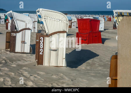 Germania Mecklenburg strand, sdraio in spiaggia, sulla costa tedesca Warnemunde Foto Stock