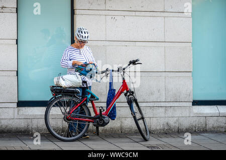 Cambridge, UK, 1 agosto 2019. yclist presso la strada di Cambridge per una intensa giornata di sole di fronte il Kings College Foto Stock