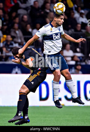 Vancouver, Canada. Xiv Sep, 2019. Houston Dynamo Christian Ramirez (L) contende a Vancouver Whitecaps FC's Ali Adnan durante la MLS di stagione regolare partita di calcio tra Vancouver Whitecaps FC e Houston dinamo in Vancouver, Canada, Sett. 14, 2019. Credito: Andrew Soong/Xinhua Credito: Xinhua/Alamy Live News Foto Stock