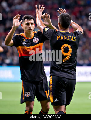 Vancouver, Canada. Xiv Sep, 2019. Houston Dynamo è Mauro Manotas (R) festeggia con il suo compagno di squadra Jose Bizama durante la MLS di stagione regolare partita di calcio tra Vancouver Whitecaps FC e Houston dinamo in Vancouver, Canada, Sett. 14, 2019. Credito: Andrew Soong/Xinhua Credito: Xinhua/Alamy Live News Foto Stock