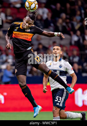 Vancouver, Canada. Xiv Sep, 2019. Houston Dynamo's Alberth Elis (L) compete durante la MLS di stagione regolare partita di calcio tra Vancouver Whitecaps FC e Houston dinamo in Vancouver, Canada, Sett. 14, 2019. Credito: Andrew Soong/Xinhua Credito: Xinhua/Alamy Live News Foto Stock