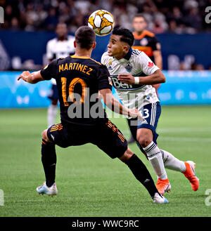 Vancouver, Canada. Xiv Sep, 2019. Houston Dynamo's Tomas Martinez (L) contende a Vancouver Whitecaps FC's Michaell Chirinos durante la MLS di stagione regolare partita di calcio tra Vancouver Whitecaps FC e Houston dinamo in Vancouver, Canada, Sett. 14, 2019. Credito: Andrew Soong/Xinhua Credito: Xinhua/Alamy Live News Foto Stock