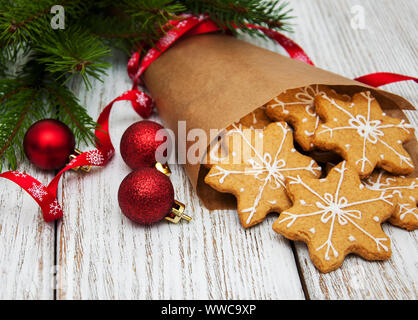 Il Natale di zenzero e miele colorato i cookie in un imballo di carta Foto Stock