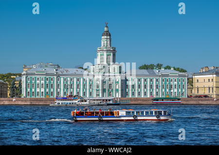 San Pietroburgo, Russia, Agosto 2019: Universitetskaya terrapieno, Kunstkamera edificio, fiume Neva, piacere navi turistiche Foto Stock