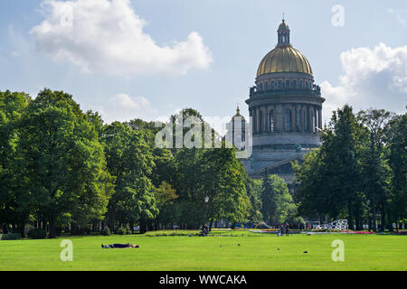 San Pietroburgo, Russia, Agosto 2019: prato verde e la piazza di fronte a San Isaac su una soleggiata giornata estiva Foto Stock