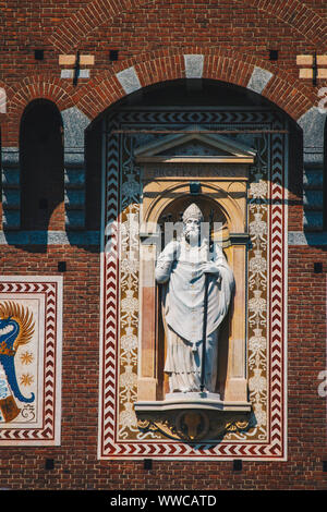 Primo piano della statua di Sant'Ambrogio a Torre del Filarete del Castello Sforzesco Basilica di Milano Italia Foto Stock