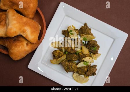 Indiano cafreal pollo marinato piatto con un sacco di foglie di coriandolo(il coriandolo), zenzero , aglio,succo di lime lungo a secco con spezie e servita con pane Foto Stock