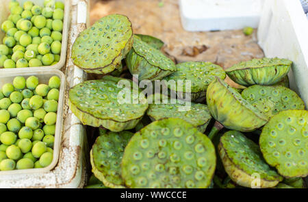 Green lotus. Acerbi fiore di loto. I semi di loto. Commestibile di fiori esotici venduti su una strada di Pechino. Foto Stock