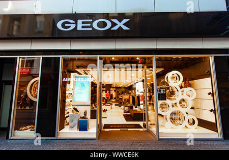 Colonia, Germania - 28 febbraio 2015: Dettaglio di Geox store a Colonia, in Germania. Geox è una scarpa italiana e brand di abbigliamento fondata nel 1995. Foto Stock