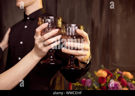 I giovani vestiti come vampiri bevendo cocktail alla festa di Halloween Foto Stock