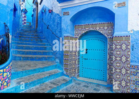 Vista la peculiare architettura blu di Chefchaouen nel nord-ovest del Marocco. Foto Stock
