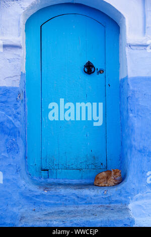 Vista la peculiare architettura blu di Chefchaouen nel nord-ovest del Marocco. Foto Stock