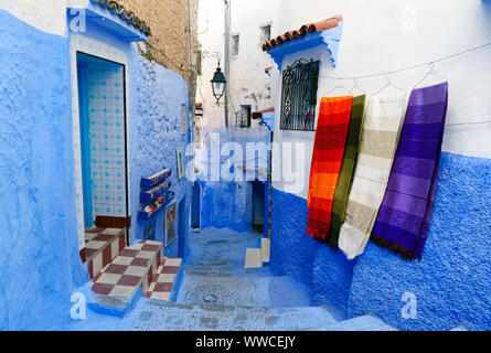 Vista la peculiare architettura blu di Chefchaouen nel nord-ovest del Marocco. Foto Stock